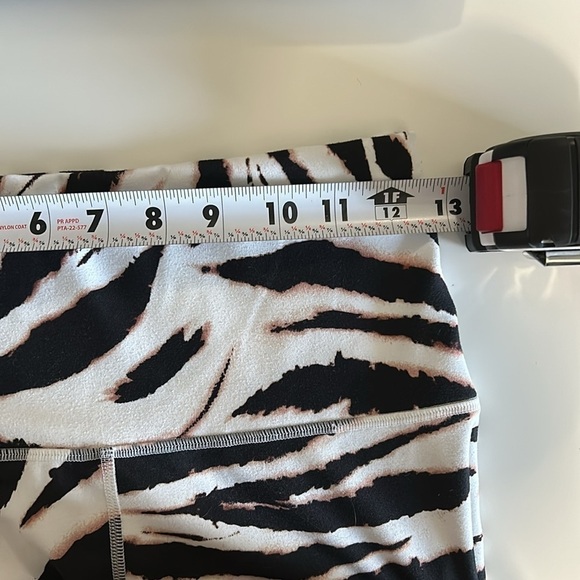 Purelux by Fabletics animal print pocket on inside leggings - Picture 5 of 6